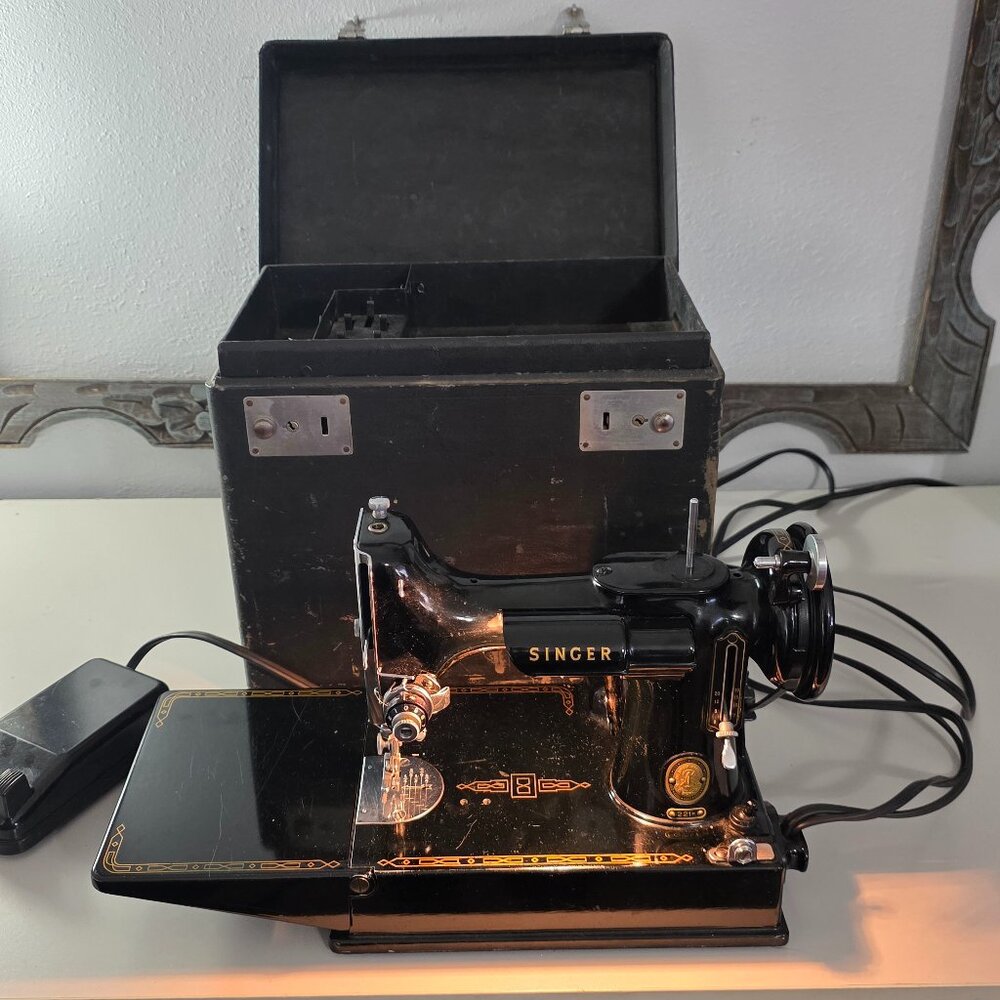 Vintage Singer Featherweight 221 Sewing Machine – 1957 – Runs